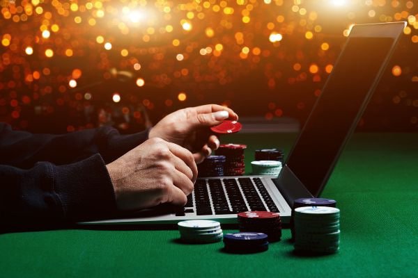 Ilustrasi kasino online dengan permainan slot dan live dealer di royal389